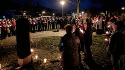 Bild: Markus Scharnagl/exb
Viele Gläubige folgten dem Aufruf zum Friedensgebet.