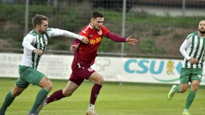 Bild: Hubert Ziegler
Jan Fischer (links) von der DJK Gebenbach muss in dieser Szene alles geben, damit ihm sein Gegenspieler vom SSV Jahn Regensburg II nicht enteilt (Szene aus der Saison 2022/23). Zum Wiedereinstieg in die laufende Punkterunde müssen die Gebenbacher bei der U21 des SSV Jahn antreten.