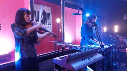 Bild: Kunz
Teresa Allgaier und Theresa Zaremba auf der "Sünde"-Stage.