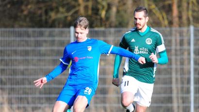 Archivbild: Schrems
Der SV Mitterteich startet mit dem Heimspiel gegen den FC Eintracht Münchberg in die Restrunde der Landesliga Nordost. Vor einer Woche (Szene) verloren die Stiftländer (rechts Marco Kießling) das Pokalspiel gegen Münchberg mit 1:4.