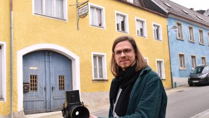 Bild: ubb
Fotograf Max Korndörfer fotografierte gut zwei Jahre lang Überreste der ehemaligen Knopf-Industriestätten in Bärnau. Modern aufbereitet zeigte er seine Arbeiten bei der weltweit größten Fotoausstellung in Paris.