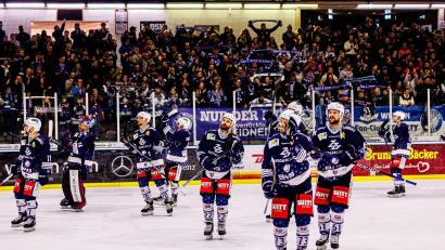 Archivbild: Werner Moller
Die Cracks der Blue Devils wollen auch in den Play-offs Ehrenrunden drehen und sich von ihren Fans feiern lassen.