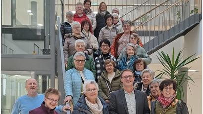 Bild: rha
Der Katholische Frauenbund Vilseck und Malerin Doris Riesemann spenden für die Jurawerkstätten in Amberg und erhalten bei einer Führung Einblicke in die Arbeitswelt von Menschen mit Behinderung.