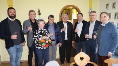 Bild: Stadt Tirschenreuth/exb
Neben Bürgermeister Franz Stahl (Zweiter von rechts), Zweitem Bürgermeister Peter Gold (Vierter von rechts) gratulierten dem Jubilar Hans Zölch (Dritter von rechts) auch dessen Fraktionskollegen: (von links) Jürgen Steinhauser, Dritter Bürgermeister Norbert Schuller, Mario Franz und Fraktionssprecher Manfred Zandt. Zölchs Ehefrau Elisabeth erhielt einen Blumenstrauß.