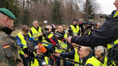 Bild: Portner
Von ARD bis Spiegel und Welt: Das Medieninteresse am Statement des Oberviechtacher Kommandanten, Oberstleutnant Ralf Georgi, ist groß. Dieser ist überzeugt, dass viele seiner Panzergrenadiere mit nach Litauen verlegen werden.