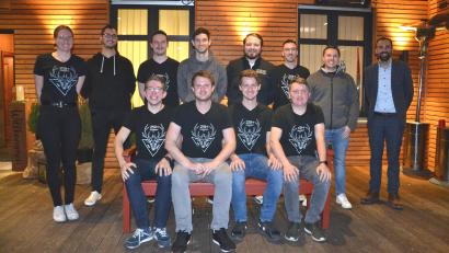 Bild: gi
Johannes Hartinger (vorne, Zweiter von links) bleibt an der Spitze von ZSH Moosbach, 2. Vorsitzender ist Matthias Eckl (vorne, Dritter von links). Dazu gratuliert Bürgermeister Armin Bulenda (rechts).