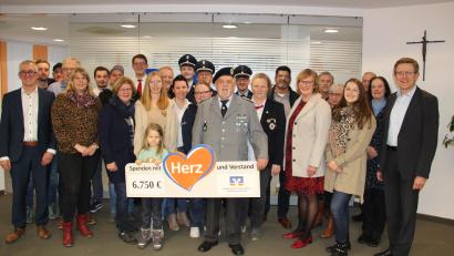 Bild: prh
Geschäftsstellenleiter Peter Gmeiner (links) und Regionalmarktleiter Christian Weigert (rechts) überreichen an die Vertreter von 23 Rothenstädter und Etzenrichter Vereinen und Einrichtungen insgesamt 6750 Euro Spenden aus dem Gewinnspartopf.