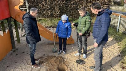 Bild: bey
Bürgermeister Karlheinz Budknik (links) und Jugendbeauftragter German Gierisch (rechts) gehen gemeinsam mit Noah und Jakob Schiml auf "Schatzsuche".
