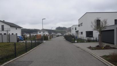 Bild: fz
Die gute Kunde für die Anwohner im Baugebiet. Für die Fertigstellung der Straße auf 1,3 Kilometer fallen keine Kosten mehr an. Diese haben sie schon beim Grundstückskauf vorbezahlt.