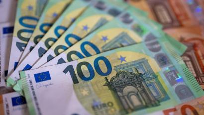 Bild: Monika Skolimowska/dpa
Geldscheine mit dem Wert von 100 und 50 Euro liegen auf einem Tisch.