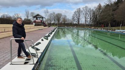 Bild: Lowak
Im Winter bietet das Schwimmerbecken im Freibad Windischeschenbach keinen schönen Anblick. Bürgermeister Karlheinz Budnik macht sich Sorgen, dass bis zu Saisonbeginn im Mai die Stadt keine Fachangestellten für Bäderbetriebe findet.