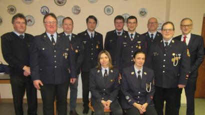 Bild: Lothar Siller/exb
Neuwahlen standen bei der Feuerwehr Querenbach an. Im Bild (stehend, von links) Richard Schicker, Konrad Hart, Jürgen Sommerer, Reinhard Rustler, Zweiter Vorsitzender Dominik Schicker, Vorsitzender Christoph Rustler, Bernhard Rustler, Kommandant Uwe Friedrich und Bürgermeister Bernd Sommer sowie (vorne, von links) Ulla Rustler und stellvertretende Kommandantin Stefanie Siller.