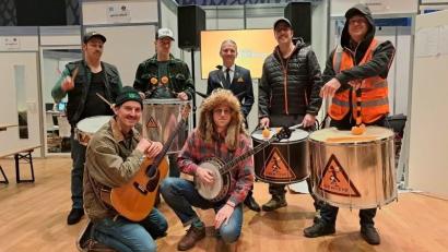 Bild: Maximilian Hüttenhofer/exb
Als demonstrierender "Lufthansa-Mitarbeiter" trommelt Martin Hofmann zusammen mit dem Chor der jungen Union Miesbach auf dem Nockherberg.