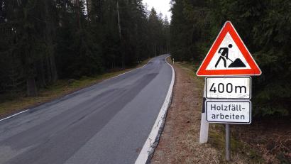 Bild: ld
Ein Schild im Wald kurz vor dem Fuhrbach weist auf die Rodungsarbeiten hin.