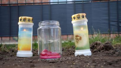 Bild: Focke Strangmann/dpa
Kerzen vor einem Haus in Brockel, in dem ein Mann zwei Menschen erschossen haben soll.