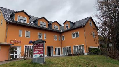 Bild: Stefanie Roth
Die Pension liegt in Grafenwöhr am Schönberg, täglich kommen unterhalb in der Bahnhofstraße viele Autos vorbei.