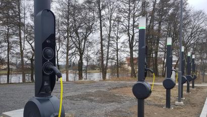 Bild: Benkhardt
Die neuen Ladesäulen auf dem Parkplatz beim Landratsamt.