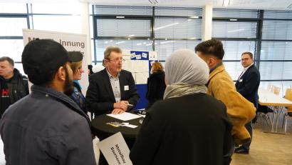 Bild: kaz
Das Jobcenter der Agentur für Arbeit hatte Flüchtlinge zur Job-Messe ins Foyer der Mehrzweckhalle eingeladen. Für ein Praktikum bei Christian Baumann (Mitte) interessieren sich Machmut, Segria und Majd. Mit dabei ist Übersetzerin Mariam Alsheikh aus Tirschenreuth.