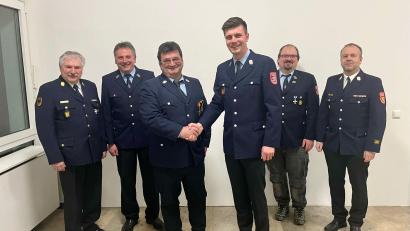Bild: lei
Kreisbrandinspektor Hans Sperber, Bürgermeister Hermann Mertel, der scheidende Kommandant Richard Leißner, der neue Kommandant Jürgen Leißner, zweiter Kommandant Hans-Jürgen Pöllinger und Kreisbrandmeister Michael Schmidt