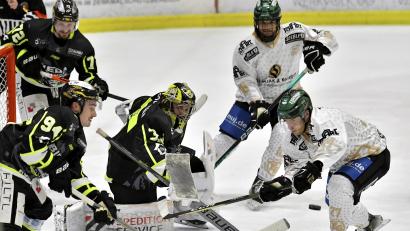 Bild: Hubert Ziegler
Szene aus dem ersten Drittel, in dem Torhüter Timon Bätge (Zweiter von links) vom ERSC Amberg kräftig unter Druck geraten war.