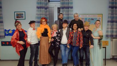 Bild: Mariana Honcharenko/exb
An zwei Tagen im März gastiert das Ensemble Palatina mit Rosi Höchstetter, Alfons Wanninger, Kerstin Ackermann, Hermann Meier, Jenny Meier-Bardales, Erhard Ackermann, Luna Bewernik (vorne von links), Sebastian Hüttner (hinten links) und Spielleiter Erich Wein (hinten rechts) im Schlossbräu in Lintach.