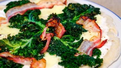 Bild: Cornelia Müller/exb
Grünkohl, Speck, Zwiebel und Knoblauch sind der Belag für diese besondere Winterpizza.