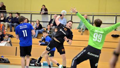 Bild: Hubert Ziegler
Ahmed Arrak (Mitte) von der HG Amberg kann in dieser Szene einen seiner vier Treffer erzielen. Torhüter Alexander Kretz (rechts) von der HSG Erlangen ist ohne Abwehrmöglichkeit.