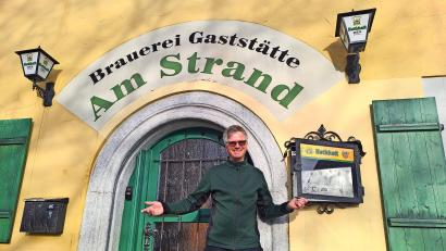 Bild: Brigitte Gschwendtner/fph
In dem Glaskasten vor der Gaststätte „Am Strand“ dürfte schon in wenigen Wochen eine Speisekarte­ hängen, ­ freut sich Brauereichef Andreas Nothhaft.