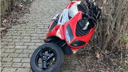 Bild: Polizeiinspektion Schwandorf/exb
Auf der Flucht fuhr ein Rollerfahrer einen Polizeibeamten um und verletzte ihn schwer.