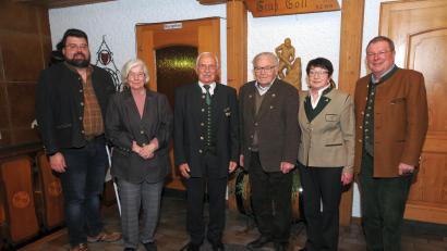 Bild: ge
Sie sind 50 oder gar 60 Jahre Mitglied im Bayerischen Jagdverband - es gratulierten Präsident Ernst Weidenbusch (rechts) und Kreisgruppenvorsitzender Stefan Frank (links).