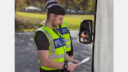 Symbolbild: Bundespolizei 
Bundespolizisten schnappen in Waidhaus einen Syrer mit einem gefälschten Ausweis.