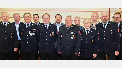 Bild: gf
Langjährige Mitglieder wurden bei der Feuerwehr Karmensölden geehrt (von links): Stadtbrandrat Heiner Scharf, Bürgermeister Franz Badura, Josef Götz, Herbert Rath, Wolfgang Liebl, Günter Koller, Andreas Pickel, Franz Weiß, Walter Graml, Thomas Aures, Jürgen Wamser und Volker Weiß.