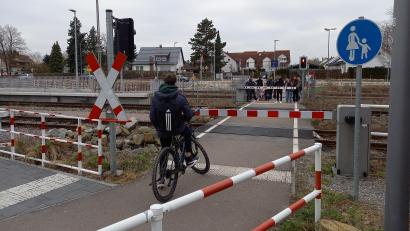 Bild: bl
Wenn die Schranke unten ist, führt am Schwarzenfelder Bahnhof kein Weg über die Gleise, auch nicht für die Fahrgäste. Sie sollten deshalb wohl einen zeitlichen Puffer einplanen, wenn sie die Gleise queren müssen.