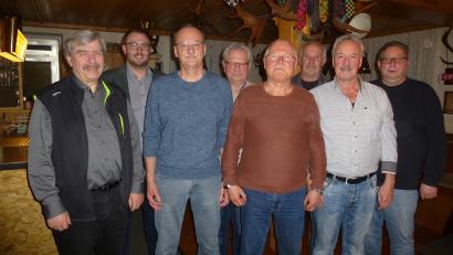 Bild: bk
Die Siedlergemeinschaft Dürnast bleibt gut aufgestellt. Das freuteauch Bezirkschef Reinhard Ott und Zweiten Bürgermeister Julian Kraus (von links).