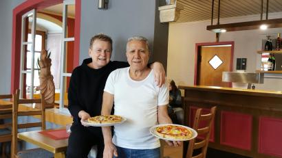 Bild: Portner
Ein Lebenswerk: Dem Ehepaar Petra und Salvatore De Luca fällt der Abschied von ihrem italienischen Lokal am Marktplatz in Oberviechtach schwer.