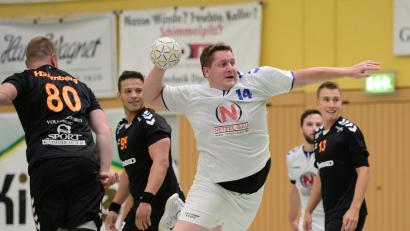 Bild: ham
Der Weidener Jonas Baunoch (weißes Trikot/Szene aus dem Spiel gegen die HC Amberg) und seine Teamkollegen hatten gegen den HC Sulzbach nichts zu bestellen.