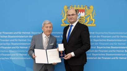 Bild: Christian Blaschka/StMFH/exb
Finanz- und Heimatminister Albert Füracker (rechts) überreichte das Bundesverdienstkreuz an Ludwig König.