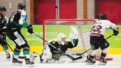 Bild: Thomas Schrems
Goalie Filip Grancarov (Szene aus dem Heimspiel gegen den ESV Gebensbach, 4:3 nach Penaltyschießen) war der Garant für den Einzug des EHC Mitterteich ins Play-off-Halbfinale.