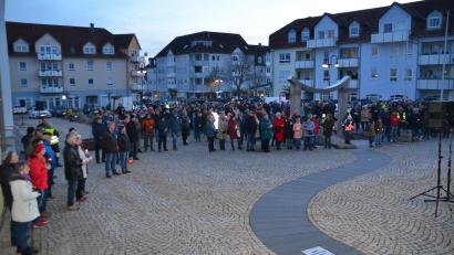 Bild: ak
Rund 300 Bürgerinnen und Bürger hatten sich am Sonntagabend zur Kundgebung auf dem Rathausplatz in Speichersdorf versammelt.