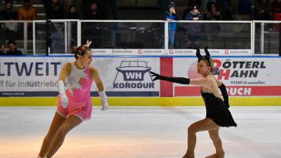 Bild: Petra Hartl
Schaulaufen der ESC Eiskunstlaufabteilung Amberg, hier Marie Schnellinger & Marie Pommer in Aktion.