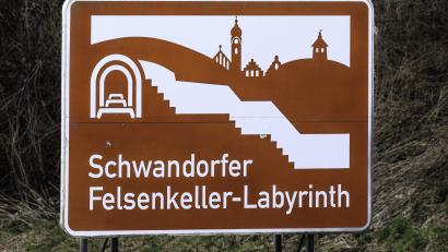 Bild: Hösamer
Tafeln an Autobahnen, die auf touristische Sehenswürdigkeiten wie die Schwandorfer Felsenkeller hinweisen, können Kommunen teuer zu stehen kommen.