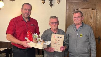 Bild: ksa
Zweiter Vorsitzender Armin Kraus (links) und Erster Vorsitzender Richard Sperber (rechts) ehren Hans Feller (Mitte) für 40 Jahre Mitgliedschaft.