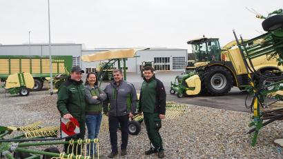 Bild: bl
Gemeinsam und mit vielen Helfern stemmen Edith und Günter Igl mit den Söhnen Leonhard (rechts) und Alexander (links) die neue Agrartechnik-Firma. Es ist das erste Unternehmen im neuen Nabburger Gewerbegebiet und das erste Kompetenzzentrum der Firma Krone.