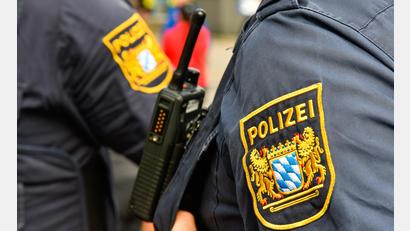 Bild: Petra Hartl
Ein zerlegtes Pedelec und einen gefälschten Führerschein stellen Schleierfahnder der Grenzpolizeiinspektion Waidhaus bei einer Fahrzeugkontrolle an der A6 sicher.