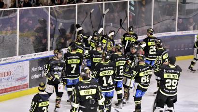Bild: Hubert Ziegler
Nach dem Spiel bedankten sich die ERSC-Cracks bei ihren treuen Fans.