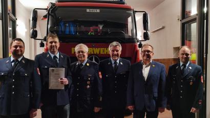 Bild: Feuerwehr Raigering/exb
Bei der Ehrung (von links): Zweiter Vorsitzender Manuel Hösl, der langjährige Jugendwart Christian Pöhlmann, Stadtbrandrat Heiner Scharf, Vorsitzender Werner Rubenbauer, Bürgermeister Martin Preuß und Kommandant Thomas Penzkofer.