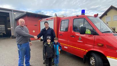 Bild: bö
Dank einer Sachspende in Höhe von 3000 Euro kann das Fahrzeug der Feuerwehr Ransbach ertüchtigt werden. Im Namen der Wehr bedankt sich Markus Finn (rechts) zusammen mit seinen zwei Jungs von der Nachwuchsheuerwehr bei Helmut Polster dafür.