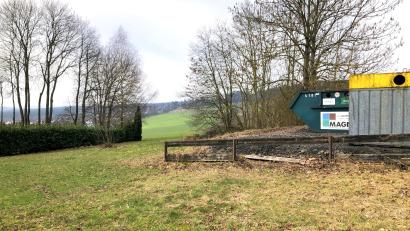 Bild: wro
Auf dem Grundstück stand einmal das Domizil der Schützengesellschaft "Hackelstein". Nach dem Erwerb durch die Marktgemeinde Fuchsmühl reiften die Pläne für eine Umgestaltung. Einen neuen Platz finden die dort vorhandenen Entsorgungscontainer.