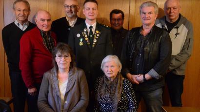 Bild: Kunz
Die Verantwortlichen um 2. Schützenmeister Gerald Ermer (Mitte) haben die Auflösung des Vereins Almenrausch beschlossen.