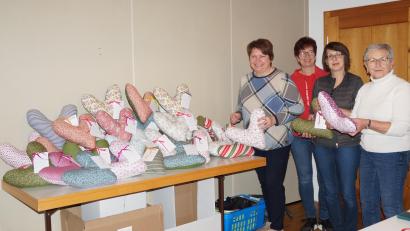 Bild: wel
Andrea Ruhland, Vorsitzende Heike Klein (von links) und Ehrenmitglied Marianne Fischer (rechts) freuen sich über die vielen Mitwirkenden bei der Aktion. 70 Herzkissen sind für das Klinikum Weiden bestimmt.